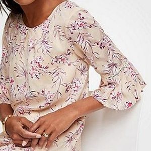 ANN TAYLOR PETITE Beige Floral Pleated Bell Sleeve Textured Blouse SIZE: XSP